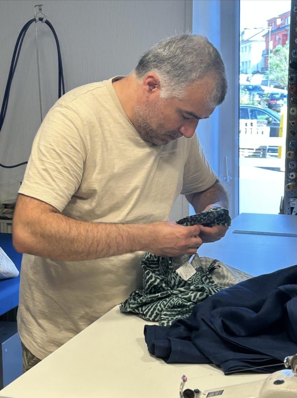 Fawaz IBRAHIM dans son atelier Retouches Zawee à Strassen